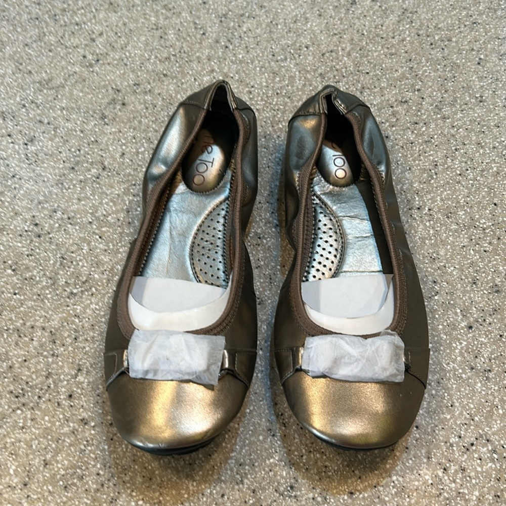 NWOB me too metallic flats Size 7.5M